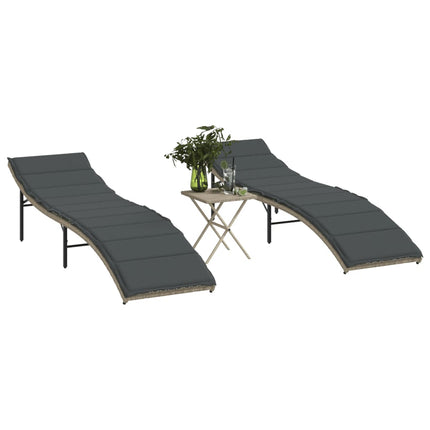 Solsängar 2 st med bord ljusgrå konstrotting