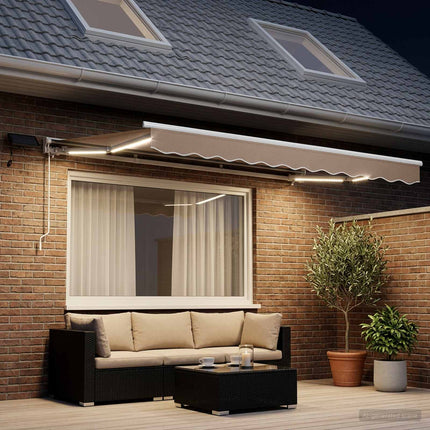 Manuell markisram med LED-lampor Taupe 4,5 × 3,5 m