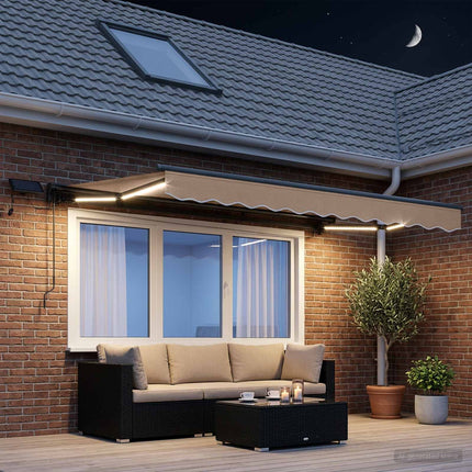 Manuell markisram med LED-lampor Taupe 4,5 × 3,5 m